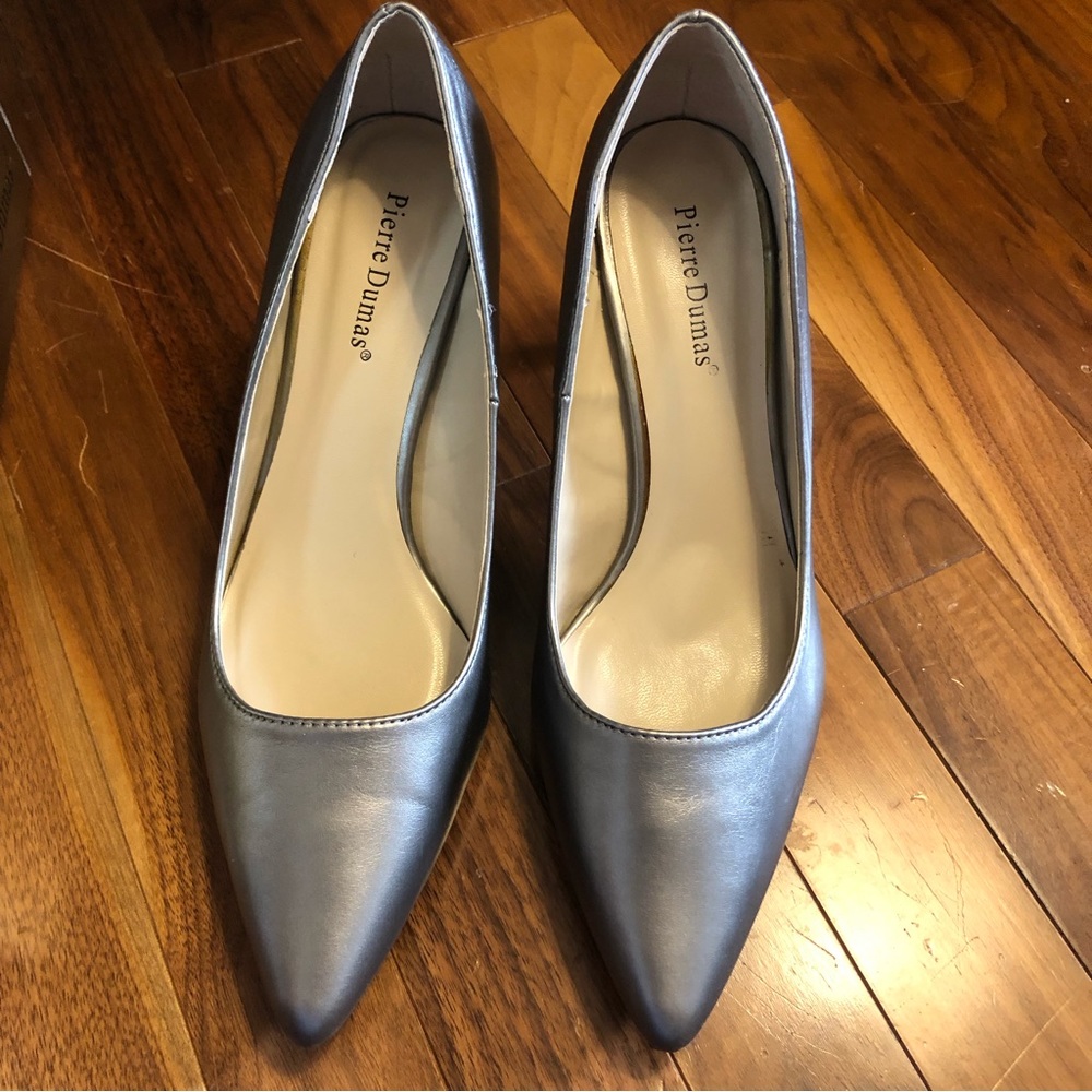 Size 9M women’s heels.